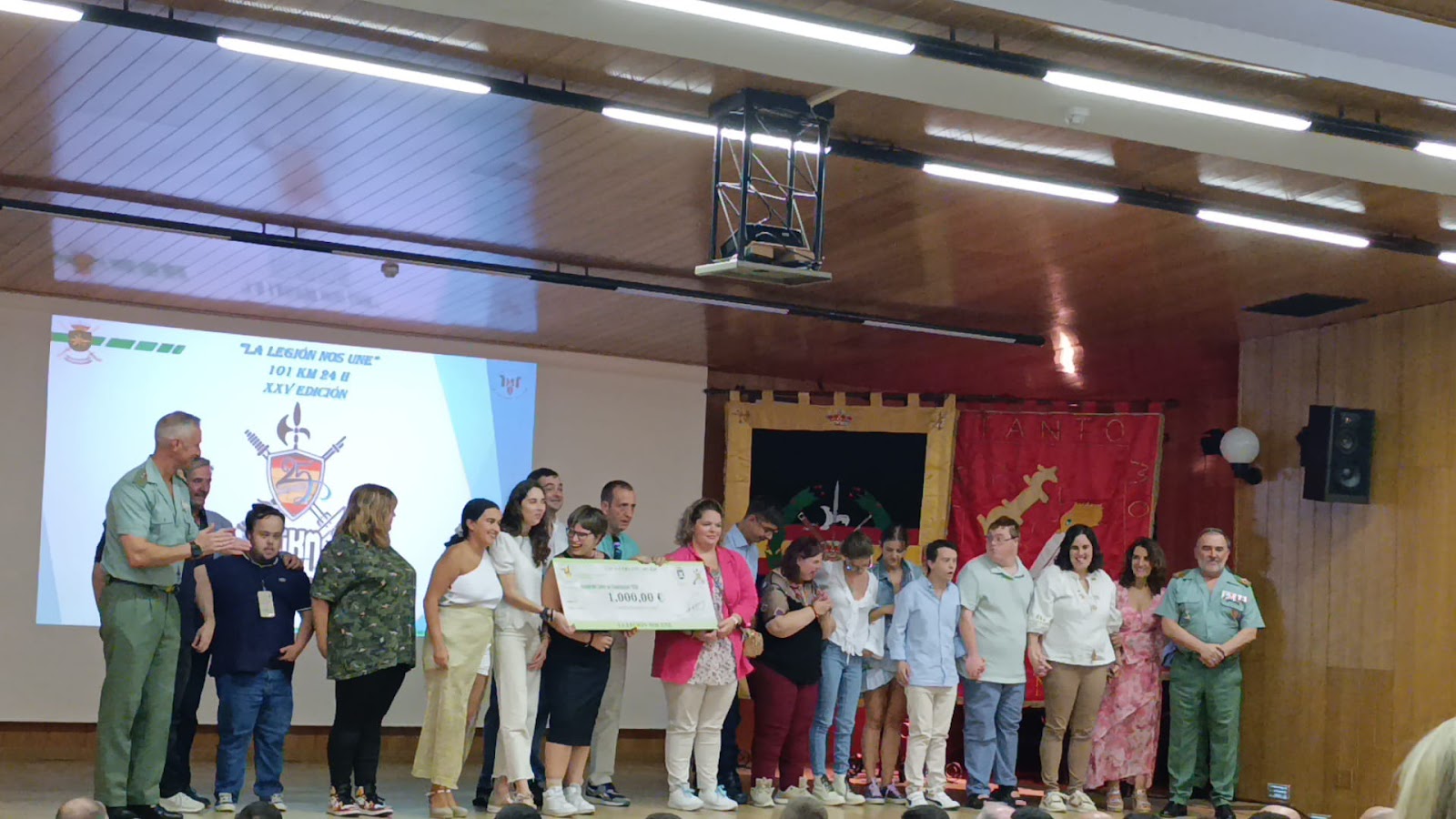 Acto de entrega de donación en la XXV edición 101 Kilómetros de la Legión 2025